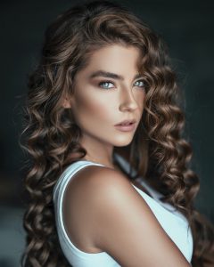 красивые длинные и вьющиеся волосы у девушки модели
