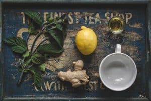 Продукты для имбирного чая, лимон сам плод, мед и мята
