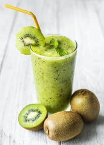 Зеленый напиток фрукта в стакане