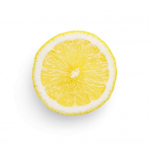 Половинка лимона на белом фоне