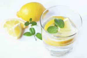 лимонная вода в стакане с цитрусами