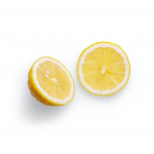 польза лимона, цитрус на белом фоне