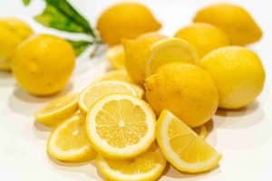 дольки лимона и много цитрусов на белом фоне