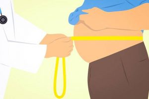 иллюстрация как доктор измеряет окружность талии мужчины с пузом сантиметровой лентой
