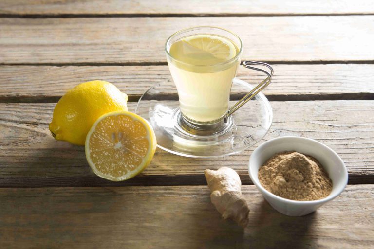 имбирный чай на доске с лимоном