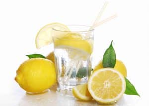 вода с лимоном в стеклянном стакане с трубочкой