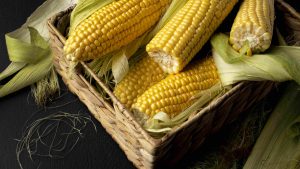 початки кукурузы в плетеной корзине