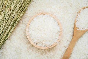 рис в деревянной миске и ложке